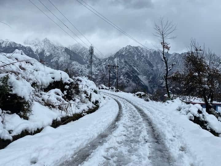 Joshimath Snowfall increased Cold weather 29 people in one hall of relief camp and only one heater