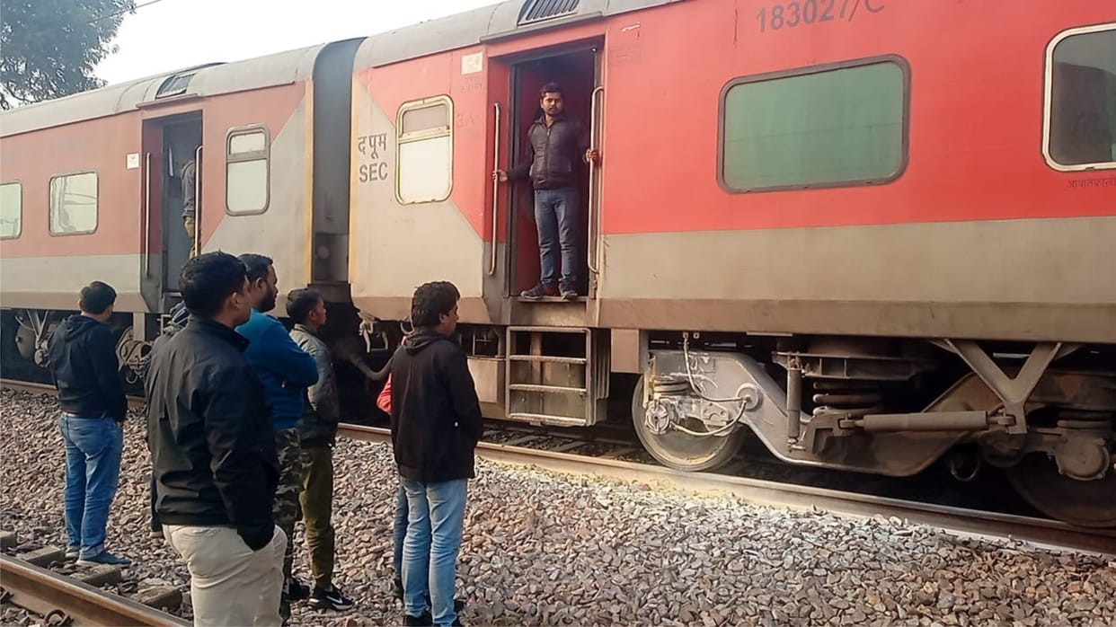 axle of a coach of Tejas Express turned dangerously red train stood still for half an hour