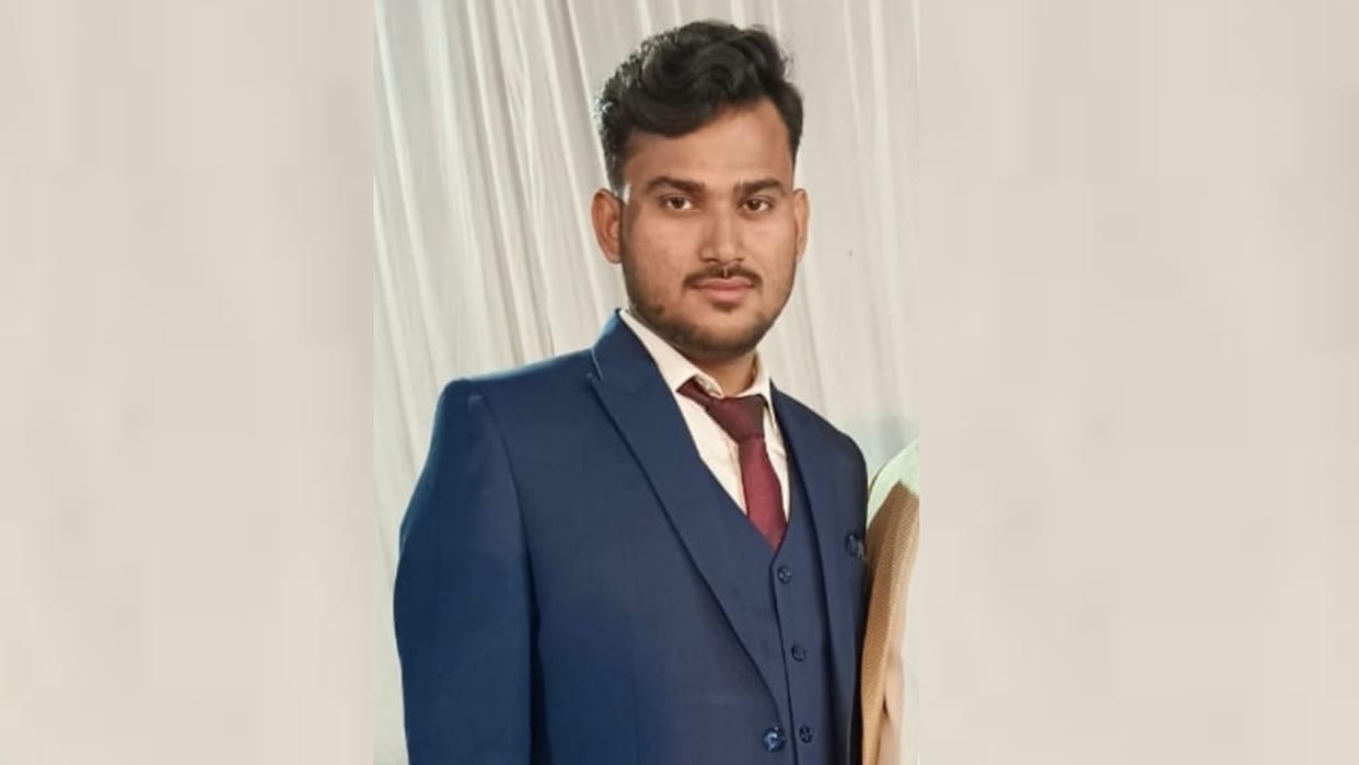 lucknow suicide news recovery agent called his friend and says I am shooting myself