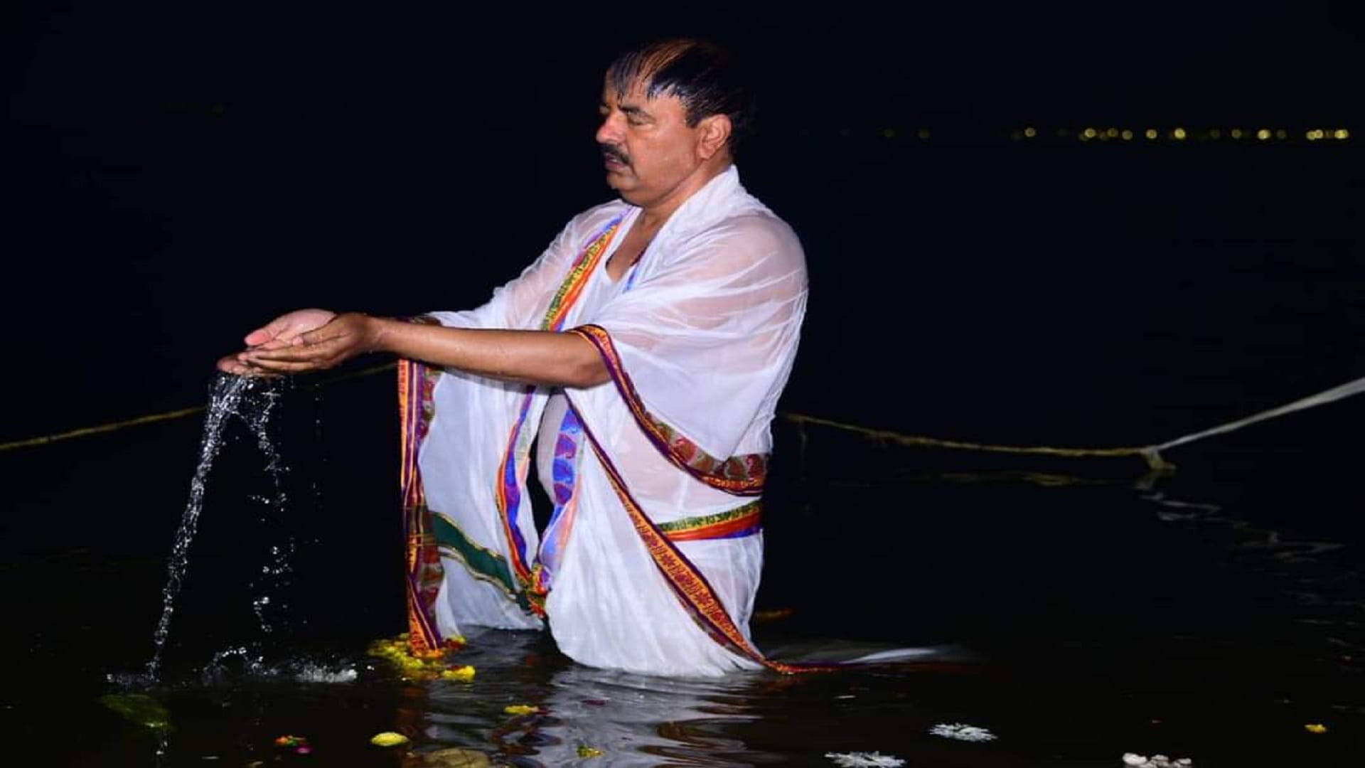 Mauni Amavasya: Crores of devotees took a dip in Sangam, flowers were showered by helicopter, CM Yogi congratu