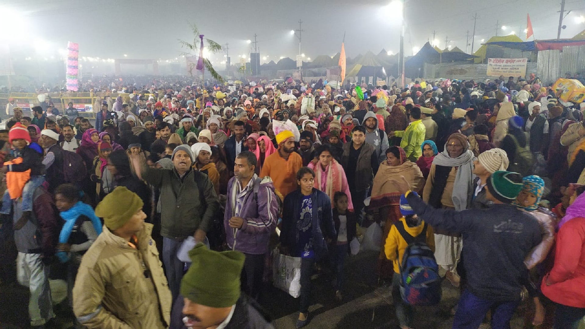 Mouni Amavasya 2023: Lakhs of devotees took holy dip in Sangam, crowd gathered on Sangam bank