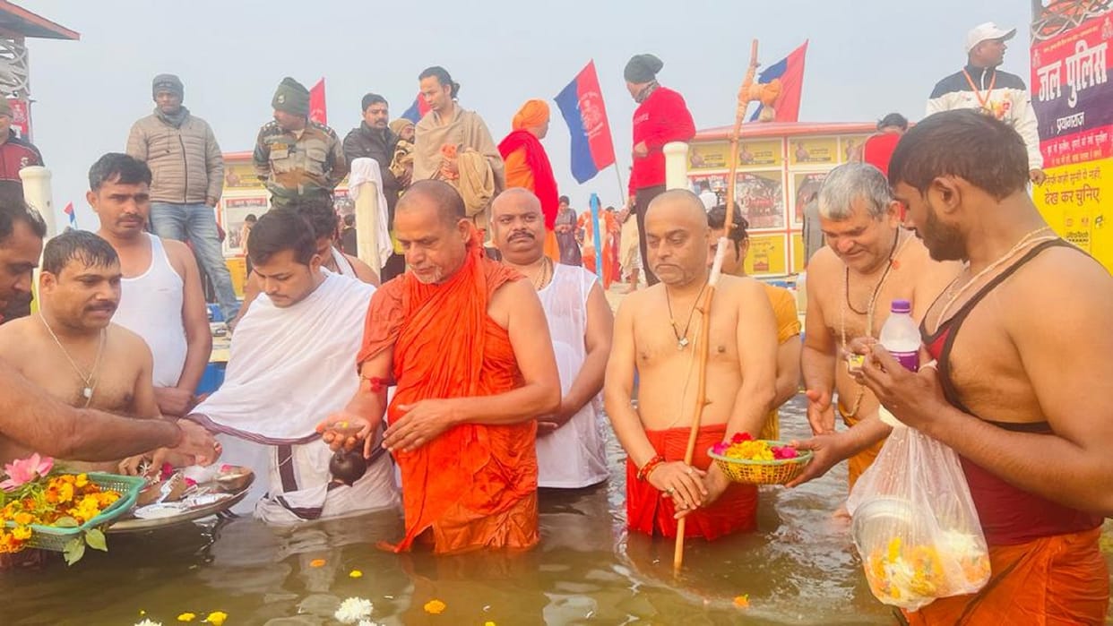 Shankaracharya Sadanand left for Jabalpur after taking a dip in Sangam on Mauni Amavasya