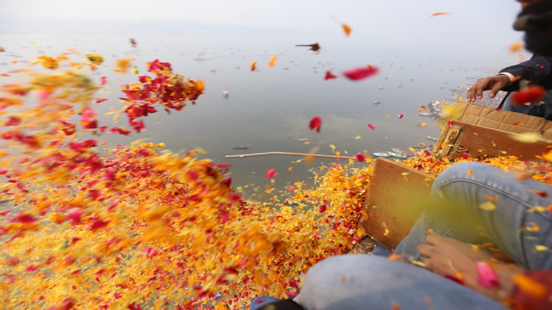 Mouni Amavasya 2023: Lakhs of devotees took holy dip in Sangam, crowd gathered on Sangam bank