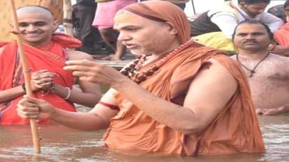 Magh Mela 2023 : शंकराचार्य अविमुक्तेश्वरानंद ने संगम में लगाई डुबकी।