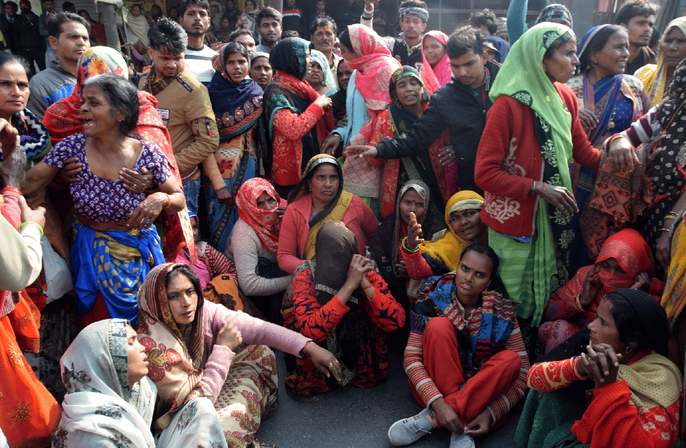 Worker died due to electrocution demonstrated by keeping dead body near Barola bridge