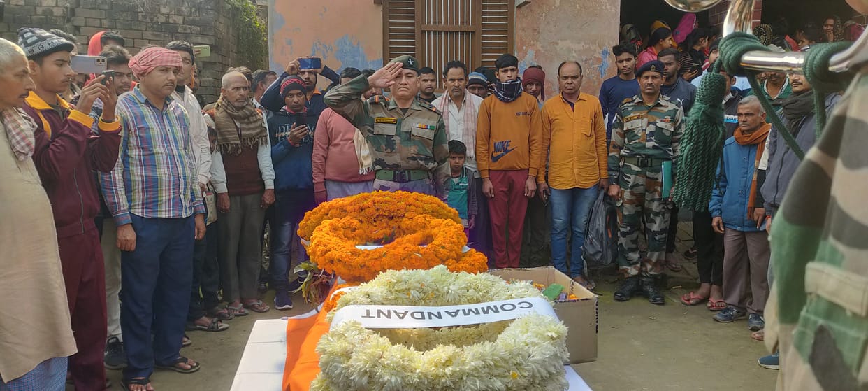 The mortal remains of the jawan reached the village, there were chants of Mother India