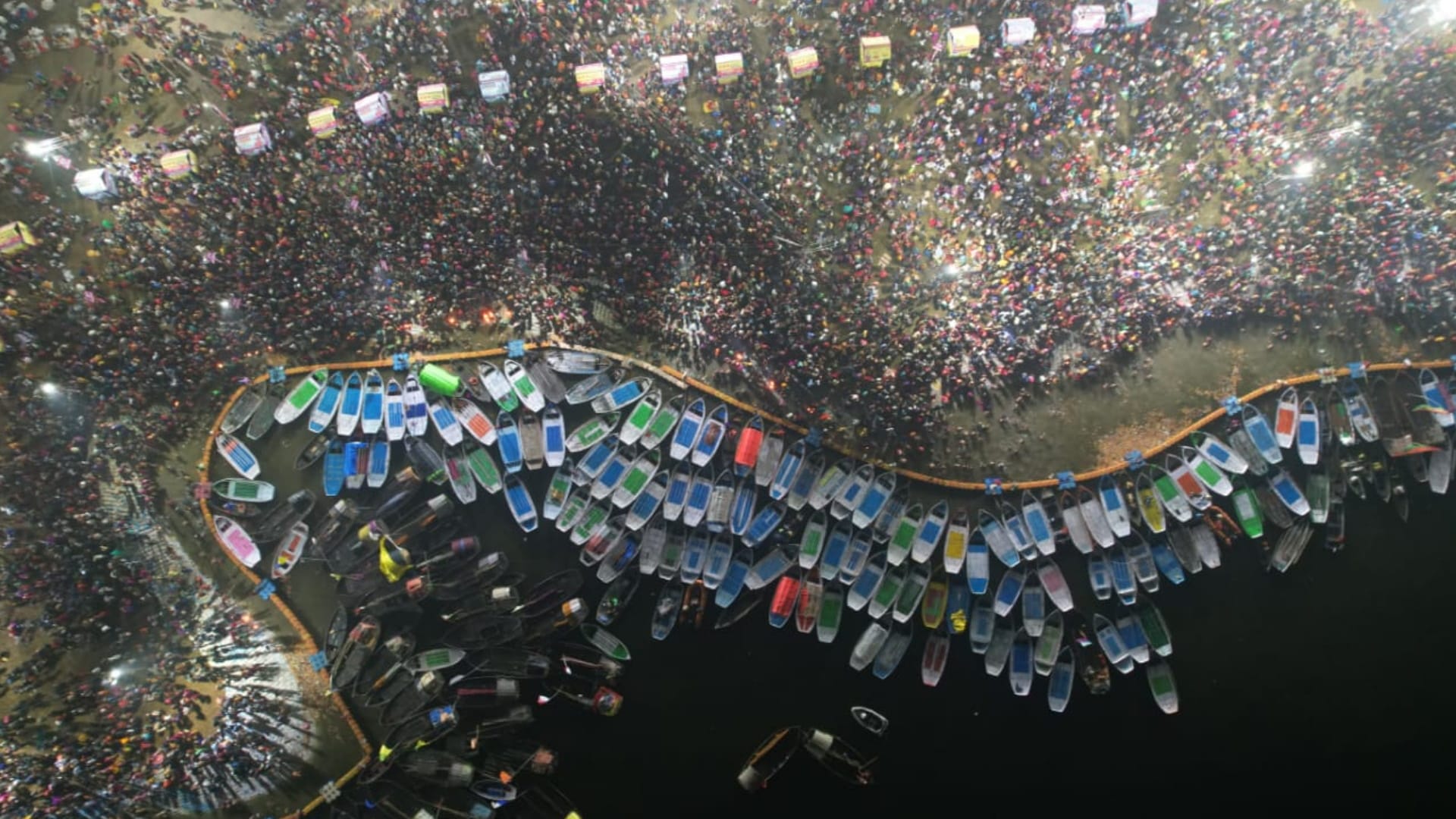 Mauni Amavasya 2023 people took holy dip in sangam prayagraj flower rain on people