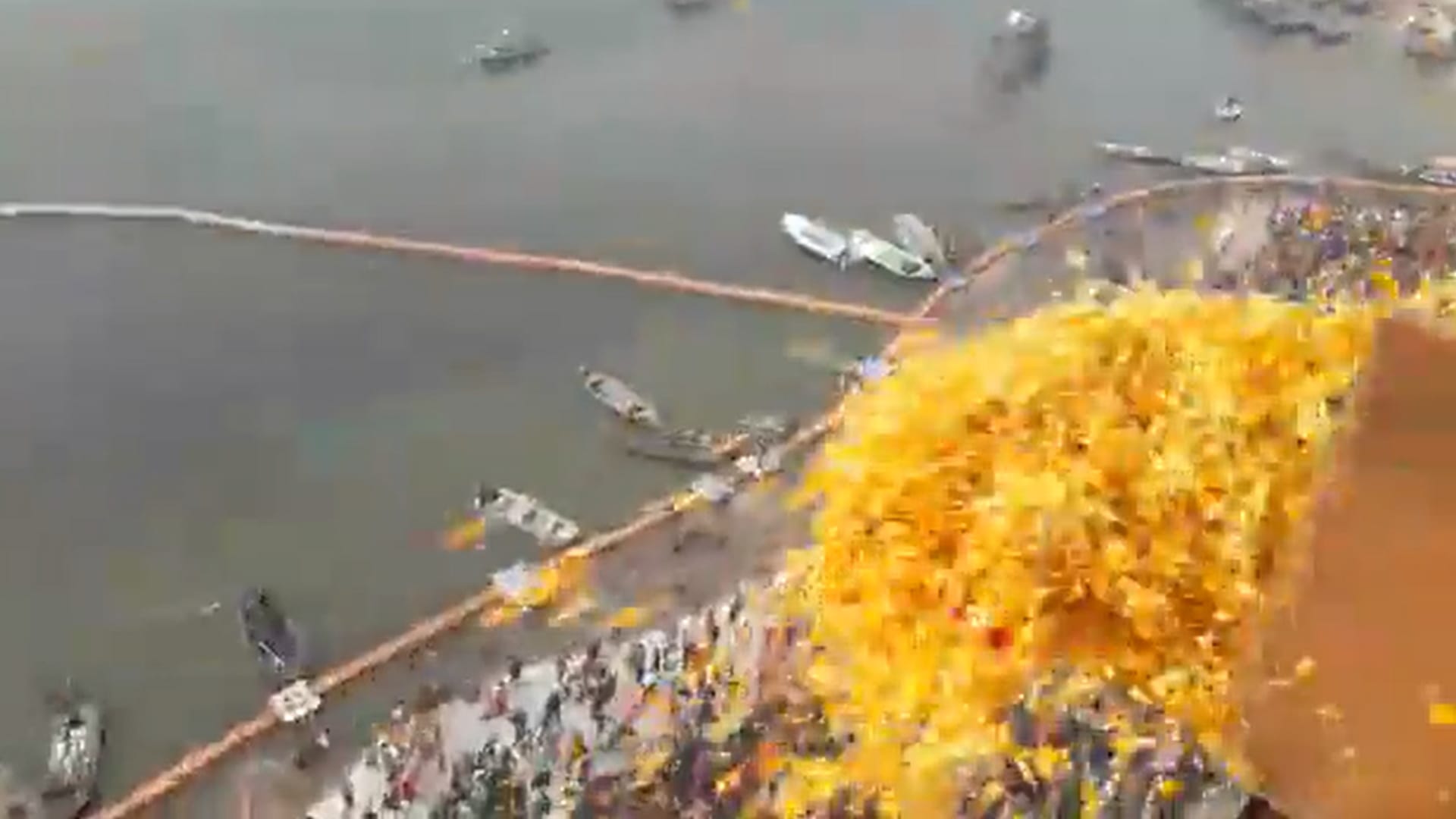 Mauni Amavasya 2023 people took holy dip in sangam prayagraj flower rain on people
