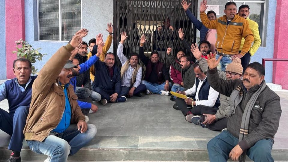 Cleaning workers locked Aligarh municipal office gate