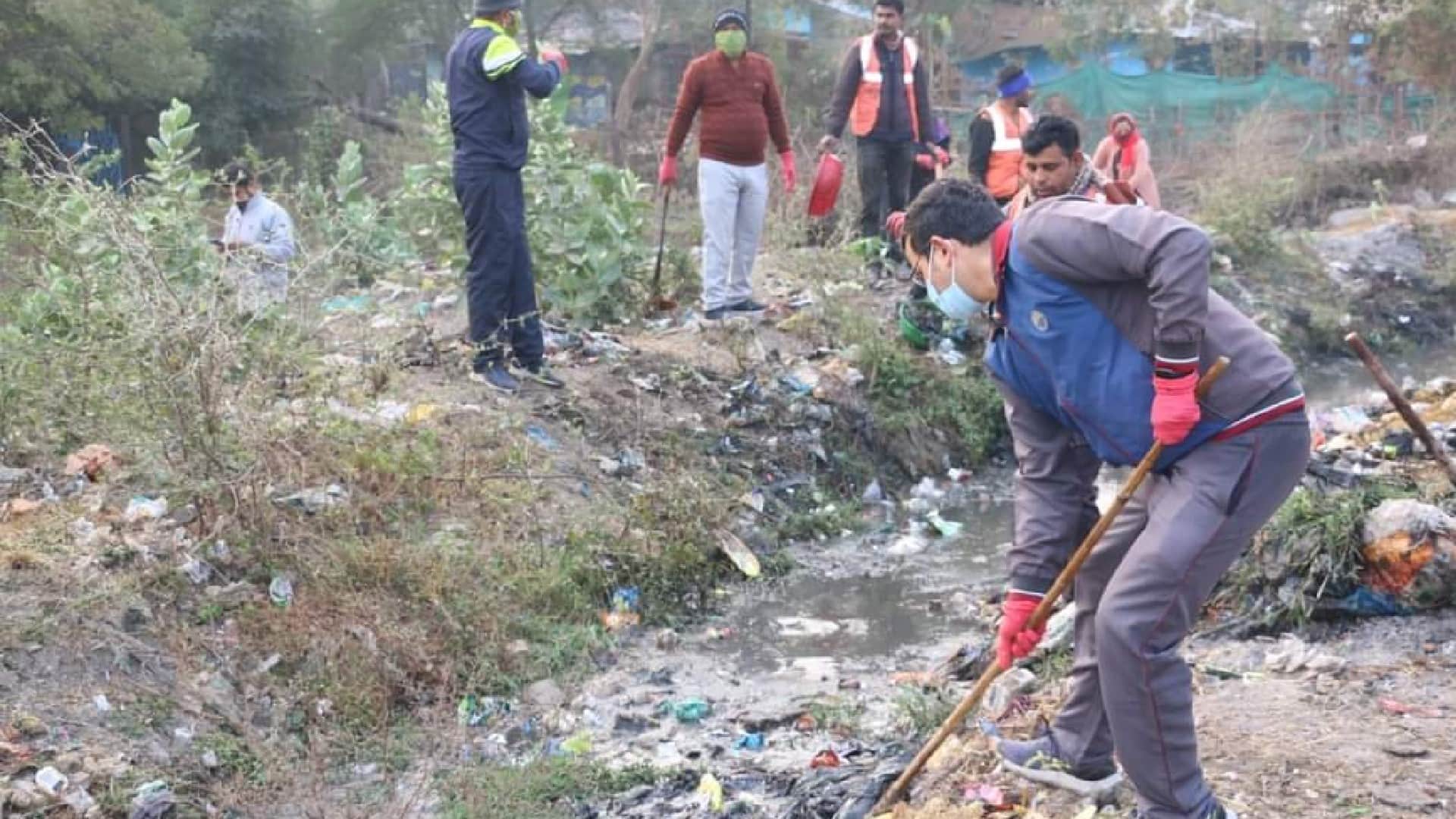 Narmdapuram collector set an example of cleanliness cleared the jammed drain with a shovel for months
