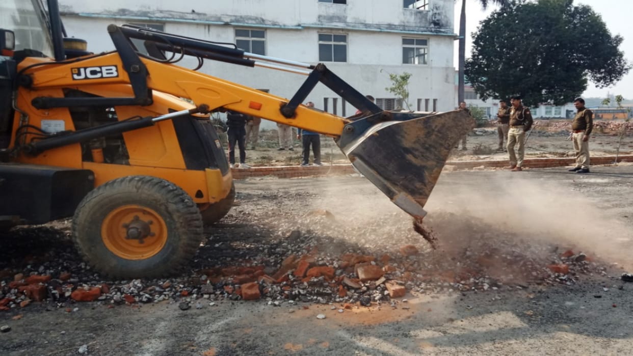 Meerut News: MDA team demolishes illegal colonies with bulldozers in Ganganagar and see photos