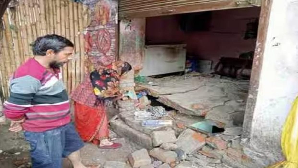 Cylinder burst in house near Indian Oil Depot, roof collapsed, woman's condition critical