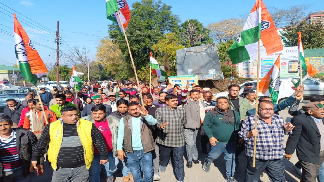 Bamber Thakur protested with the workers against the closure of the cement plant in bilaspur himachal