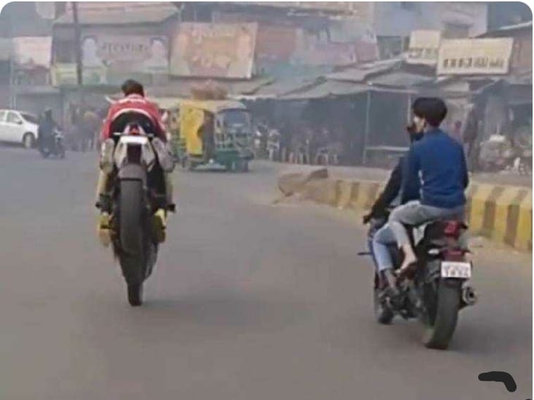 Meerut: Bike riding youth showed a deadly stunt on Delhi road