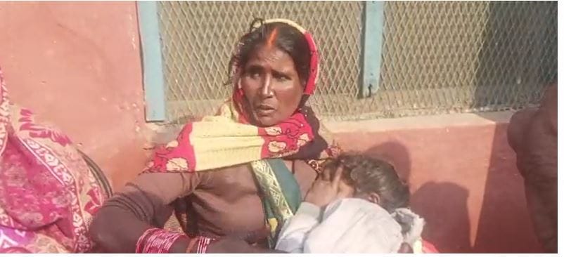 Scorpio ran over four people waiting for a bus on the roadside, two dead, four in critical condition