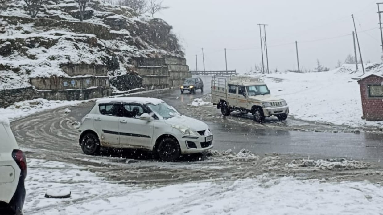 Himachal Weather update Thick fog accumulated on the roads in Shimla