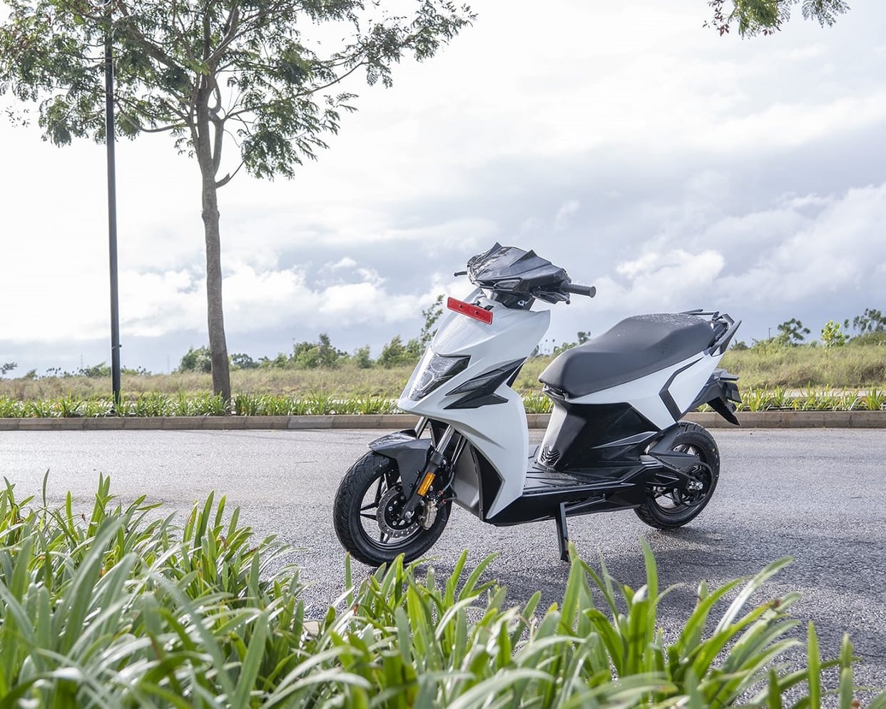 top five electric two wheelers with highest driving range, simple one oben ror ola tork kratos hero vida