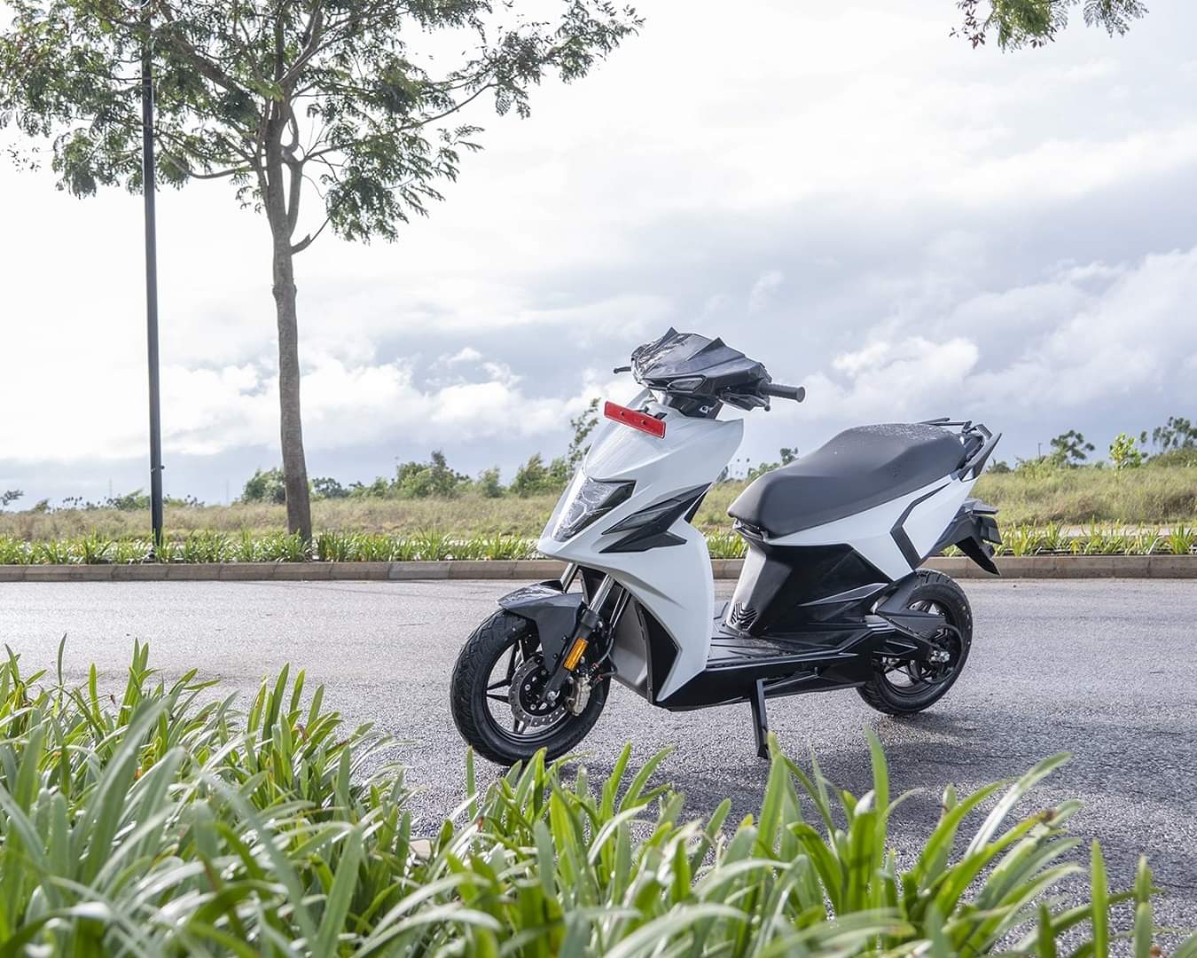 top five electric two wheelers with highest driving range, simple one oben ror ola tork kratos hero vida