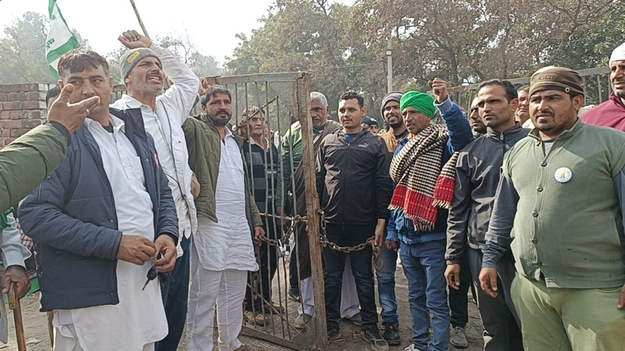 demand to increase rate of sugarcane farmers lock sugar mill picketing begins