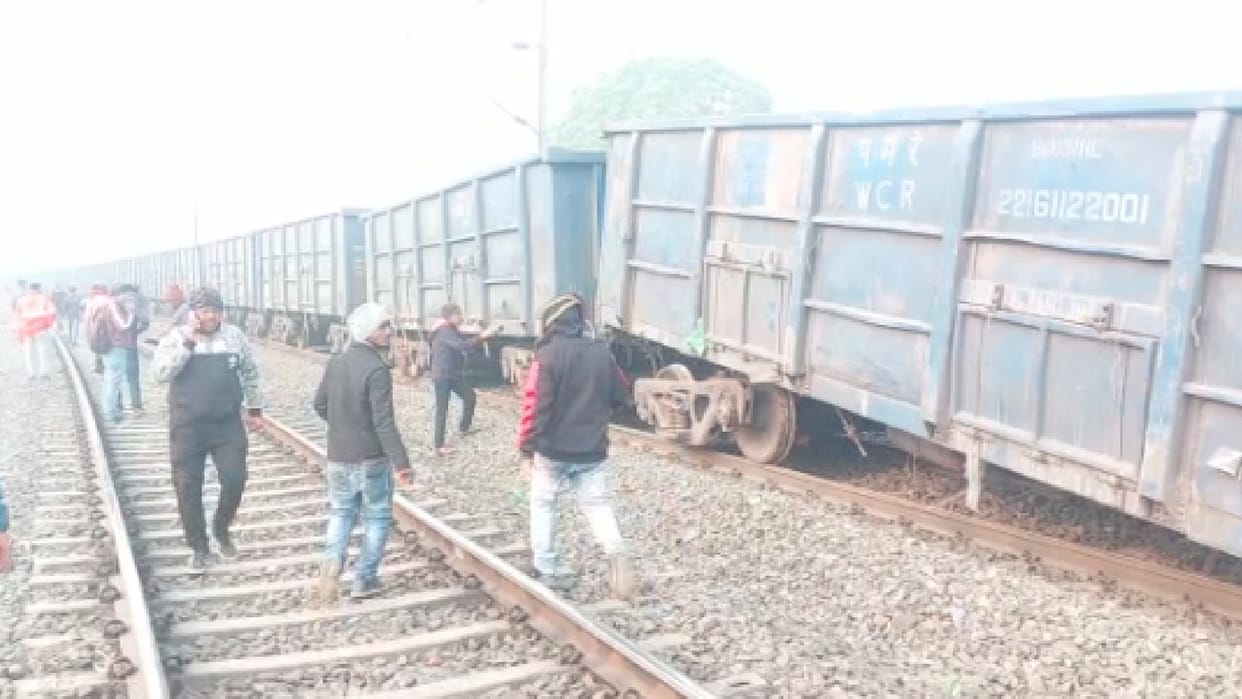 MP News: Cattle collided with goods train in Damoh, three coaches derailed, railway traffic jam