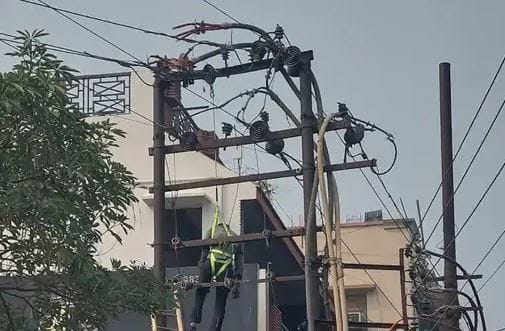 Lineman died due to electrocution while repairing fault in sarnath varanasi one seriously injured