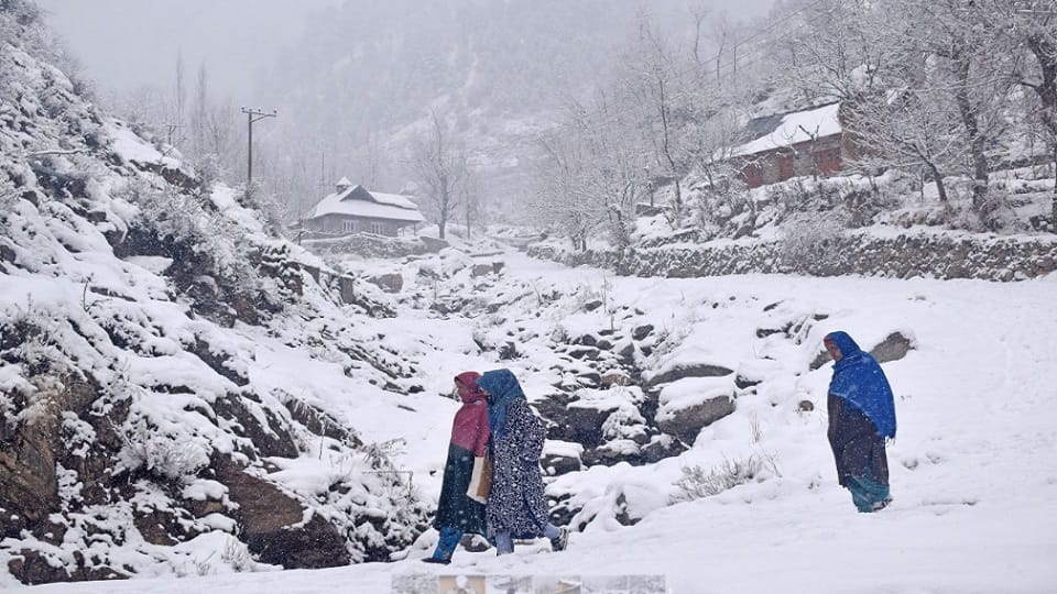 Lakes and rivers frozen in Jammu Kashmir and Ladakh, warning of more heavy rain and snowfall