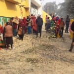 डेरे के बाहर जमा भीड़