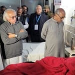 कांग्रेस नेता दिग्विजय सिंह एवं जयराम रमेश जीएमसी में घायलों से मिलने पहुंचे