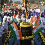 इंडिया गेट पर अल्पसंख्यक स्कूलों की छात्राएं संविधान की रक्षा की शपथ लेते हुए। दूसरे चित्र में रैली