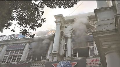 Delhi: Fire broke out in two houses of Roop Nagar and Jahangirpuri, one died due to suffocation, 6 people got scorched Hotel fire...