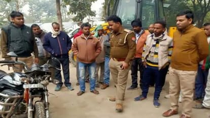 घटनास्थल पर जुटी भीड़ और पुलिस