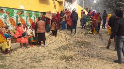 डेरे के बाहर जमा भीड़