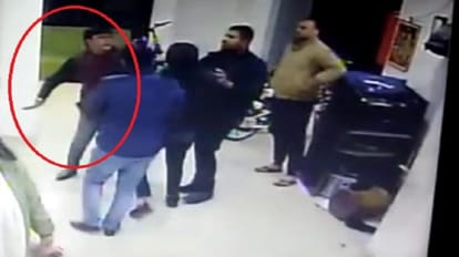 Ghaziabad: BJP नेता ने सोसाइटी के गार्ड को पीटा; साहब कौन से फ्लैट में जाना है? सवाल सुन आशु को आया गुस्सा गार्ड को मारते भाजपा नेता अंशु पंडित