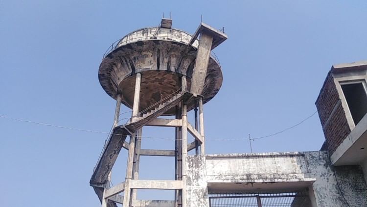 Hathras: Residents are facing water crisis due to tank malfunction