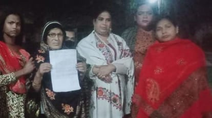 Ballia: बधाई नाचने के दौरान किन्नरों से मारपीट, कोतवाली पहुंचकर आरोपियों पर कार्रवाई की मांग किन्नरों ने कोतवाली पहुंचकर शिकायती पत्र दिया