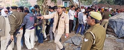 कासगंज में ढोलना के गांव जहांगीरपुर में किशोरी की हत्या के बाद घटनास्थल से ग्रामीणों को हटाते  पु