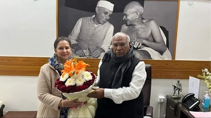 नवजोत कौर सिद्धू ने शनिवार को दिल्ली में कांग्रेस अध्यक्ष मल्लिकार्जुन खरगे से मिलीं।