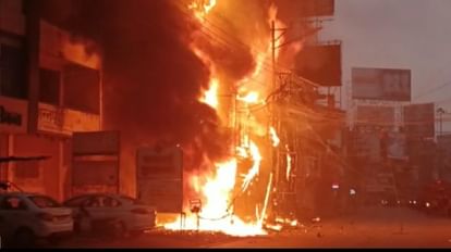 फूल चौक स्थित दुकान में लगी भीषण आग