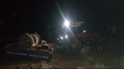 अनियंत्रित होकर बारातियों से भरी ट्रैक्टर-ट्रॉली पलटी।