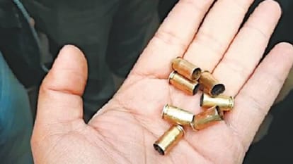 UP: मोहल्ले में घूम रहे थे मनचले, टोका तो निकाली पिस्टल... फायरिंग कर फैलाई दहशत; वारदात सीसीटीवी में कैद when youth stopped while roaming in locality then they spread panic by firing with pistols In Mainpuri