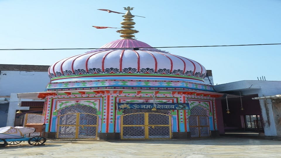 Shri Krishna Baldau feet lying on Achal Sarovar Aligarh