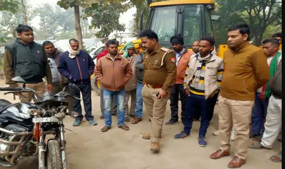 Dead body of sand trader found in roadside pit in ballia who went to invitation by bike