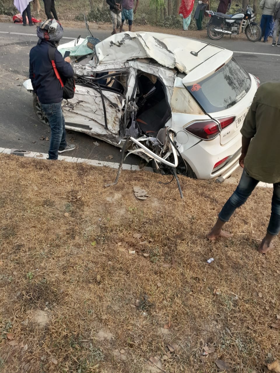 On Araria-Purnia NH Car collided with a tree, people were thrown away, two including Bandhan Bank manager died