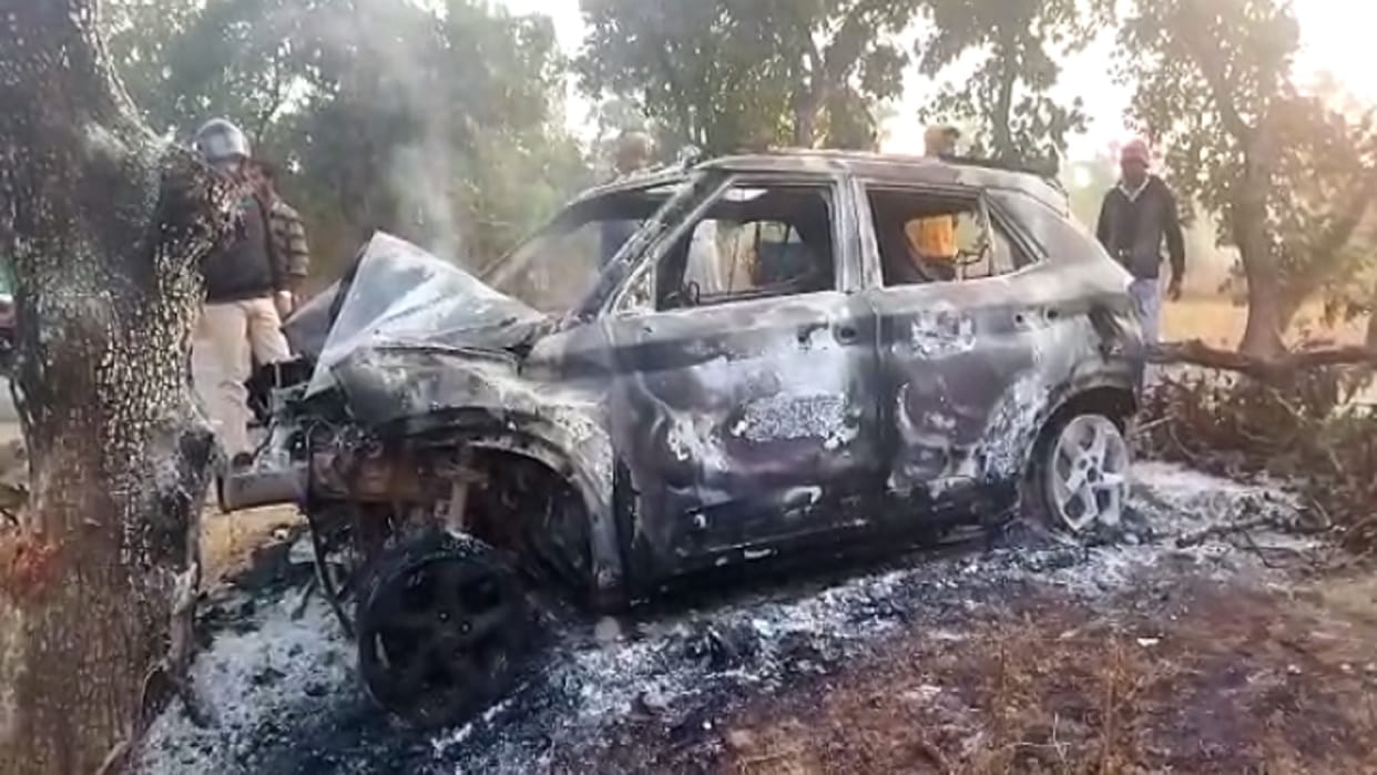 car caught fire after colliding with tree in bilaspur