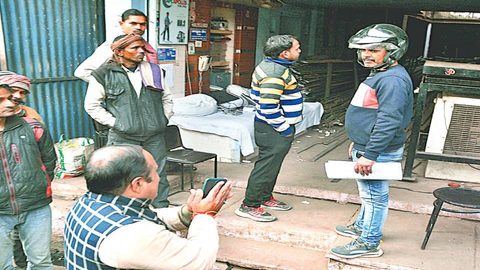 There is anger among traders in case of loot from Saraf in Agra they protested against police administration