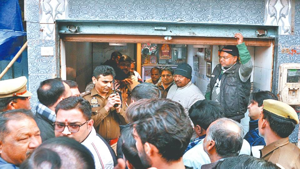 There is anger among traders in case of loot from Saraf in Agra they protested against police administration