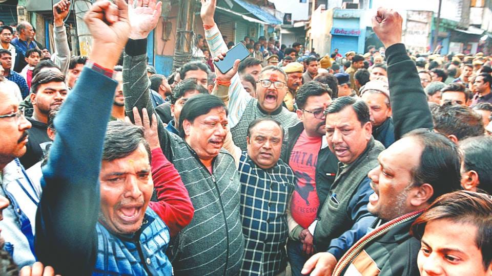There is anger among traders in case of loot from Saraf in Agra they protested against police administration