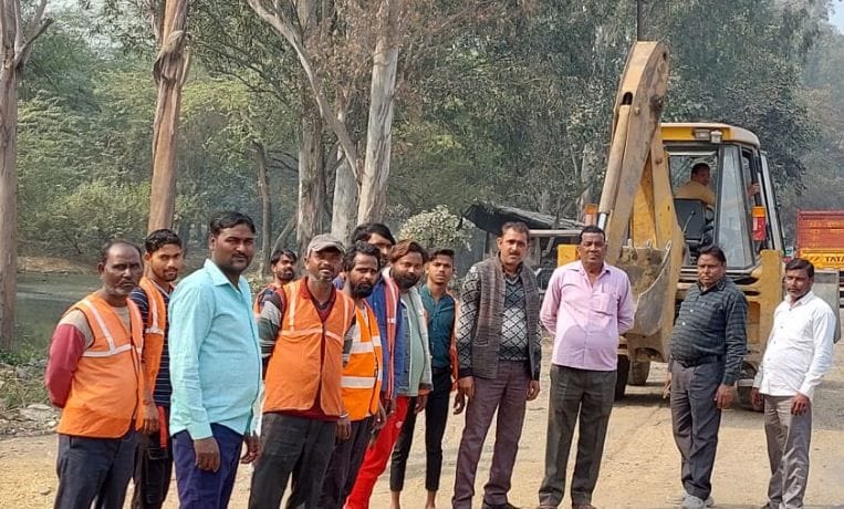 Hathras: Encroachment removed from GT Road in Sikandrarau