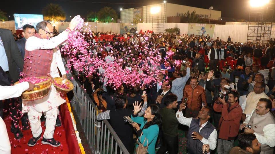 Chief Minister shivraj singh chouhan showered flowers on the residents of Indore