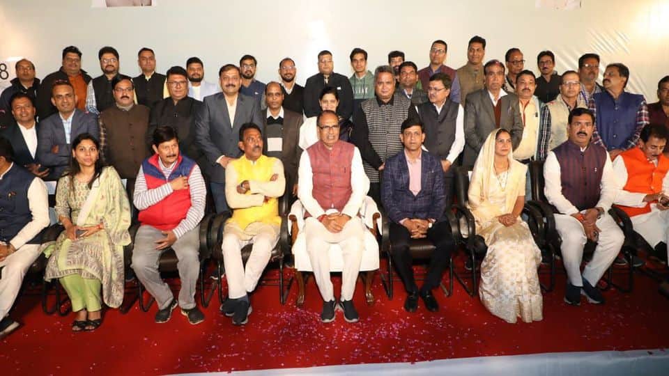 Chief Minister shivraj singh chouhan showered flowers on the residents of Indore